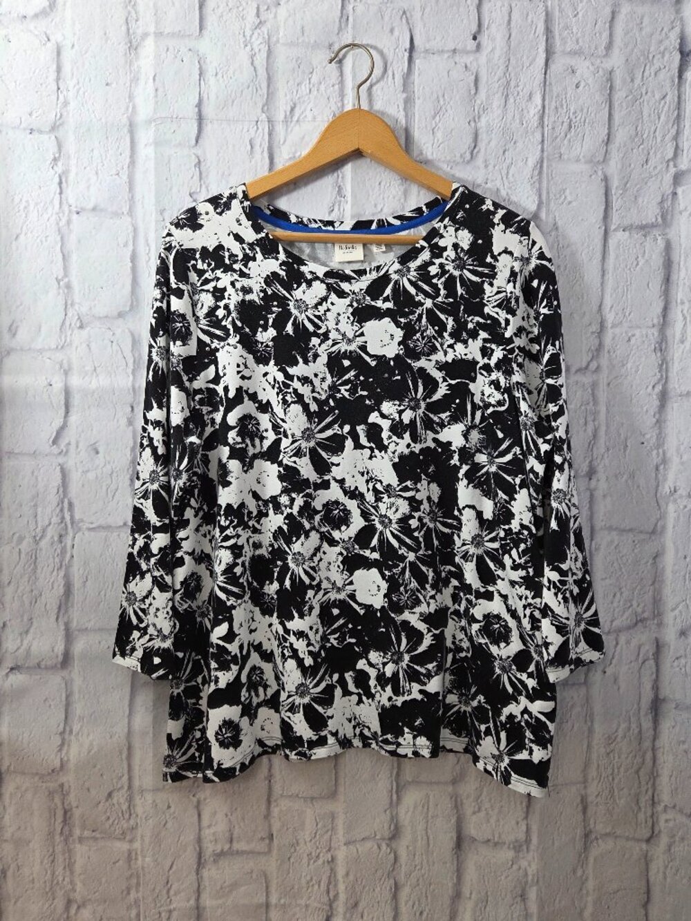 Rafaella Weekend 2X Bold Black White Floral Studded 3/4 Sleeve Knit Tee